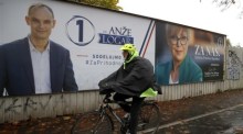 Vor der zweiten Runde der Präsidentschaftswahlen in Slowenien: Wahlplakate der Präsidentschaftskandidaten. Foto: epa/Antonio Bat