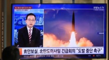Menschen verfolgen im Wartesaal des Bahnhofs Seoul Station Berichte über den ersten nordkoreanischen Raketenstart des Jahres. Foto: epa/Yonhap