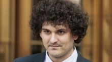 Der frühere FTX-Chef Sam Bankman-Fried verlässt nach einer Anhörung zu seinen Kautionsauflagen ein Bundesgericht in New York. Gegen ihn wurden Betrugsvorwürfe erhoben. Foto: Justin Lane/epa/dpa