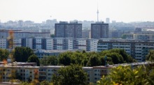 Berliner Wohnhochhäuser vor dem Fernsehturm – die Mieten für Neuzuziehende steigen hier laut Statistik besonders stark. Foto: epa/Clemens Bilan