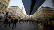 Spaziergänger in einer Einkaufsstraße in Wien. Foto: epa/Christian Bruna