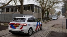Polizisten sichern den Tatort nach einer Explosion an einer jüdischen Schule im Amsterdamer Stadtteil Buitenveldert. Behörden sprechen von Angriff. Foto: EPA/Michel Van Bergen