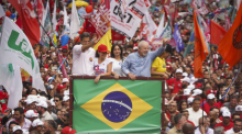 Der brasilianische Ex-Präsident (2003-2010) und Kandidat der Arbeiterpartei (PT), Luiz Inacio Lula da Silva, und der PT-Kandidat für das Amt des Gouverneurs von São Paulo, Fernando Haddad, winken den Anhängern zu auf... Foto: Lincon Zarbietti/dpa