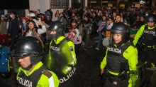 Polizisten patrouillieren während eines Protests in Quito gegen Präsident Daniel Noboa und höhere Dieselpreise. Foto: epa/Stringer