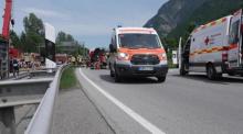 Rettungskräfte und Feuerwehrleute arbeiten an der Stelle einer Zugentgleisung in Burgrain in der Nähe des Ferienortes Garmisch-Partenkirchen. Foto: epa/Network Pictures
