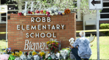 Ein Anwohner legt Blumen vor der Robb-Grundschule im Süden der Stadt ab. Ein 18 Jahre alter Amokschütze verbarrikadiert sich in Texas in einer Grundschule. Er tötet 19 Kinder und zwei Lehrer, alle in einem Klassenzimmer. Foto: Bob Daemmrich