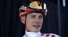 Jonas Vingegaard trägt als Führender der Bergwertung das gepunktete Trikot vor der neunten Etappe der Tour de France. Foto: Guillaume Horcajuelo/epa
