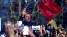 Der amtierende kosovarische Ministerpräsident Albin Kurti begrüßt Anhänger nach der Parlamentswahl in Pristina. Foto: epa/Georgi Licovski