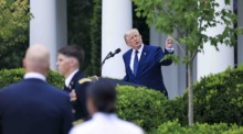 Donald Trump spricht im Rosengarten des Weißen Hauses über das Sparprogramm «Trump Accounts» für Neugeborene. Foto: EPA/Shawn Thew/pool