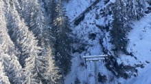 Eine am Boden liegende Gondel nach einem Absturz an der Acherkogelbahn im Skigebiet Hochoetz im Tiroler Ötztal. Foto: epa/Österreichisches Innenministerium