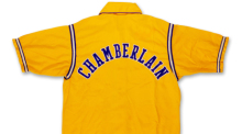 Eine von NBA-Legende Wilt Chamberlain während der Finals 1972 getragene Aufwärmjacke wird bei Sotheby’s versteigert. Foto: Sotheby’s/Ap/dpa