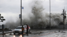 Wellen brechen über den Wellenbrecher in Busan, Südkorea. Tausende von Menschen mussten in Südkorea evakuiert werden, als der Taifun Hinnamnor am Dienstag in den südlichen Regionen. Foto: Yonhap via AP/dpa