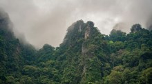 Dunkle Regenwolken ziehen über Teile Südthailands auf. Die Meteorologiebehörde warnt vor Starkregen und Gewittern. Foto: Dario Brönnimann/Unsplash+
