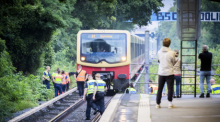 Einsatzkräfte stehen am S-Bahnhof Sundgauer Straße vor einer S-Bahn der Linie S1, nachdem diese mit einem Baum kollidiert ist. Foto: Christoph Soeder/dpa