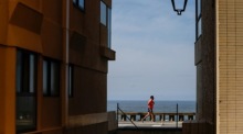 Joggender Mann in der Nähe des Strandes in Porto, Nordportugal. Foto: epa/Jose Coelho