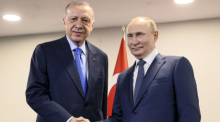 Bild zeigt Wladimir Putin (r), Präsident von Russland, und Tayyip Erdogan, Präsident der Türkei, während ihres Treffens im Saadabad-Palast. Foto: Sergei Savostyanov/Pool Sputnik Kremlin/ap/dpa