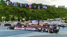 Mehrere tausend Einwohner, Unternehmer und Beschäftigte versammelten sich am Bali-Hai-Pier zur Kundgebung „Save Pattaya“, um ein Zeichen für den Ruf der Touristenstadt zu setzen. Bild: TMN.TV