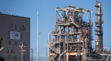Schäden sind an der Raffinerie von Viva Energy in Geelong zu sehen, nachdem ein Brand mit Explosionen die Produktion beeinträchtigt hat. Foto: epa/Jay Kogler