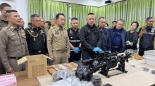 Ermittler und Sicherheitsbehörden präsentierten in Chonburi sichergestellte Sturmgewehre, Munition und weitere beschlagnahmte Gegenstände im Zusammenhang mit dem Fall Sun Mingchen. Bild: TMN.TV