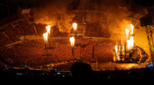 Tausende Zuschauer verfolgen das Konzert der Band Rammstein im Olympiastadion. Foto: Sven Hoppe/dpa