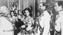 Romy Schneider als Kaiserin Elisabeth (M) und Karlheinz Böhm als ihr Gatte Kaiser Franz Joseph von Österreich (2.v.r.) in einer Szene der «Sisi»-Filmtrilogie. Foto: UPI/dpa
