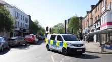 Polizisten patrouillieren im Londoner Stadtteil Golders Green nach einem Messerangriff. Foto: epa/Neil Hall