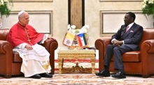 Papst Leo XIV. trifft sich mit dem Präsidenten von Äquatorialguinea, Teodoro Obiang Nguema Mbasogo, im Präsidentenpalast in Malabo. Foto: epa/Luca Zennaro