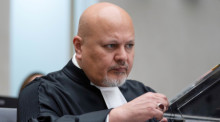 Staatsanwalt Karim Khan, Chefankläger des Internationalen Strafgerichtshofes, sitzt im Gerichtssaal des Weltstrafgerichts. Foto: Peter Dejong/Ap/dpa