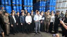 Premierminister Anutin Charnvirakul informiert gemeinsam mit Vertretern von Polizei, ONCB und DSI über die Sicherstellung von 50 Tonnen Chemikalien. Bild: Department of Special Investigation (DSI)