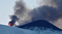Der schneebedeckte Ätna auf Sizilien stößt glühende Lava aus. Foto: EPA/Orietta Scardino