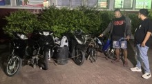 Sichergestellte mutmaßlich gestohlene Motorräder und ausgeschlachtete Fahrzeugrahmen vor der Polizeiwache Bang Lamung. Rechts im Bild steht Hinweisgeber „Golf“ und ein Lokalreporter. Bild: TMN.TV