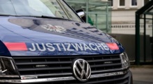 Ein Justizfahrzeug vor dem Landesgericht Wien, das über die Untersuchungshaft des Unternehmers René Benko entscheiden soll. Foto: epa/Max Slovencik