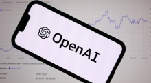 Das OpenAI-Logo vor einer Börsengrafik. Mehrere führende KI- und Technologieunternehmen bereiten ihren Börsengang vor. Foto: EPA/Adam Vaughan