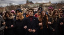 Eine Menschenkette nach einer Gedenkprozession nach der Massenerschießung im Gebäude der Philosophischen Fakultät der Karls-Universität. Foto: epa/Martin Divisek