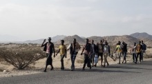 Einwanderer gehen zu Fuß am Rande einer Straße in der südlichen Provinz Lahj. Foto: epa/Yahya Arhab