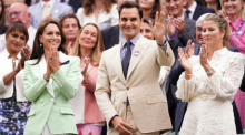 Wimbledon, Ehrung: Prinzessin Kate (l-r), Roger Federer, ehemaliger Tennisprofi aus der Schweiz, und seine Frau Mirka Federer stehen in der königlichen Loge während des zweite Turniertages. Foto: Adam Davy/Pa Wire/dpa