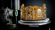 Eine 3D-Digitalmikroskop ist auf die Reichskrone gerichtet. Die rund 1000 Jahre alte Krone der deutschen Kaiser wird so gründlich wie noch nie wissenschaftlich untersucht. oto: KHM-Museumsverband/dpa