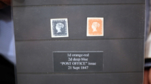 Repliken der ersten Serie der Roten und Blauen Mauritius Briefmarke, die 1847 erstmalig im Postamt des Inselstaats herausgegeben und abgestempelt wurden. Foto: Vel Moonien/dpa