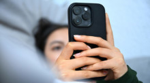 Frankreich hat ein Gesetz verabschiedet, das soziale Medien für unter 15-Jährige verbietet. Foto: Elisa Schu/dpa/dpa-tmn