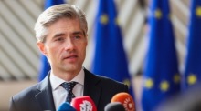 Der litauische Außenminister Kestutis Budrys spricht bei seiner Ankunft zu einer Tagung des Rates „Auswärtige Angelegenheiten“ (FAC) in Brüssel mit den Medien. Foto: epa/Olivier Hoslet