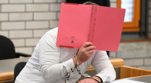 Der Angeklagte im Prozess wegen Mordes an einer Sechsjährigen und Störung der Totenruhe wartet in einem Verhandlungssaal im Landgericht Baden-Baden auf den Prozessbeginn. Foto: Uli Deck/dpa