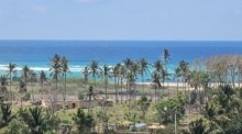 An der Küste des Dorfes Buwun Mas auf Lombok haben die Bauarbeiten für „Marina Bay City“ begonnen – ein Megatourismusprojekt australischer Investoren. Foto: picture alliance/dpa | Ahmad Pathoni
