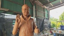 Eine Wachsfigur von Premierminister Anutin Charnvirakul soll als satirischer Blick auf das aktuelle Zeitgeschehen Besucher zum Kerzenfestival nach Korat locken. Bild: Khaosod