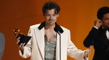 Harry Styles nimmt den Preis für das Album des Jahres für "Harry's House" bei der Verleihung der 65. Grammy Awards entgegen. Foto: Chris Pizzello/Ap/dpa