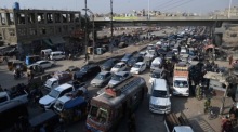 Dichter Verkehr in Karachi: Pendler stecken im Berufsverkehr fest, während die Metropole im Alltag an ihre Grenzen stößt. Foto: epa/Shahzaib Akber