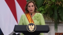 Perus Präsidentin Dina Boluarte spricht bei einer gemeinsamen Pressekonferenz im Präsidentenpalast in Jakarta. Foto: epa/Adi Weda
