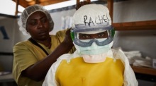 Eine Krankenpflegerin zieht während der Ebola-Krise in der Demokratischen Republik Kongo Schutzkleidung an. Foto: EPA/Hugh Kinsella Cunningham