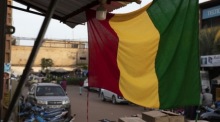 In einem Geschäft im Zentrum von Bamako hängt eine malische Flagge. Foto: epa/Hadama Diakite