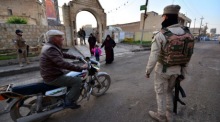 Die Sicherheit in der Nähe von Mosul. Foto: epa/Murtaja Lateef