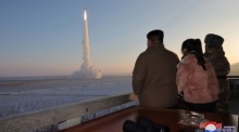 Der nordkoreanische Staatschef Kim Jong Un (3-R) und seine Tochter Ju-ae (2-R) inspizieren den Start einer Interkontinentalrakete (ICBM) vom Typ Hwasong-18 mit festem Treibstoff an einem ungenannten Ort in Nordkorea. Foto: epa/Kcna